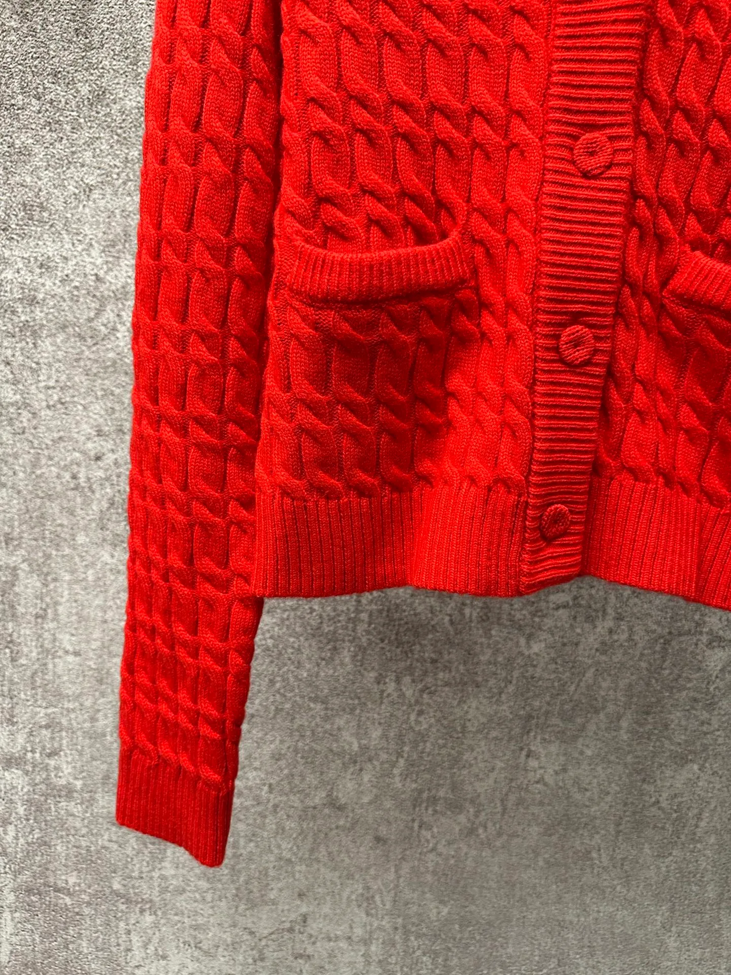 P480 Ralph Lauren red twist knitted cardigan, brand new with tag, perfect details, classic lapel design, small horse logo embroidery on the front, exquisite details, 70% cashmere + 30% wool, soft and warm fabric, versatile in autumn and winter, Size: S M L